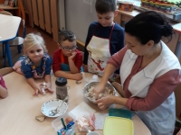 Oddział Przedszkolny: Pieczemy pierniczki